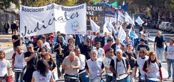 Movilizados por salarios y contra descuentos