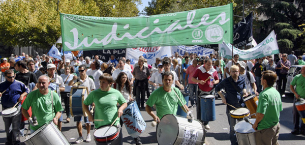 Marcha AJB y estatales a la Corte y Ministerio de Economía